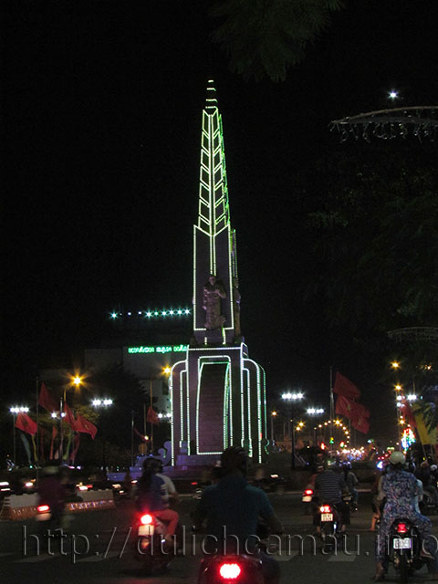 Tượng đài TP Cà Mau