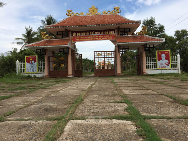 Cổng vào phủ thờ.