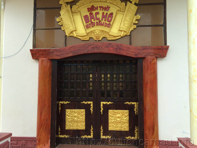 Mặt trước vào phủ thờ