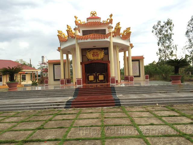 Phủ thờ Bác tại Đầm Dơi